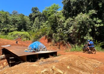 Jambatan di Sungai Blaer menuju ke Pos Gob, Gua Musang masih tergendala pembinaannya. - UTUSAN/AIMUNI TUAN LAH