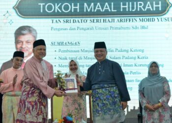 TUANKU Syed Faizuddin Putra Jamalullail (dua dari kanan) berkenan menyampaikan Anugerah Tokoh Maal Hijrah kepada Ariffin Mohd Yusuf pada Majlis Maal Hijrah Peringkat Negeri di Sekolah Menengah Sains Tuanku Syed Putra, Kangar, Perlis hari ini.- UTUSAN