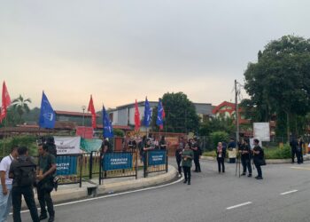 PETUGAS media menunggu ketibaan kumpulan penyokong dan calon bagi DUN di bawah Parlimen Gombak di SMK Sungai Pusi, Selangor.