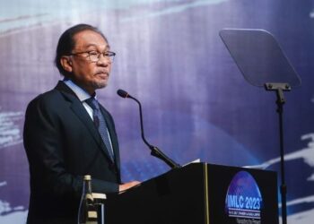 ANWAR Ibrahim pada Persidangan Undang-Undang Malaysia Antarabangsa di Hotel Shang Ri-La, Kuala Lumpur, hari ini. - UTUSAN/SHIDDIEQIIN ZON