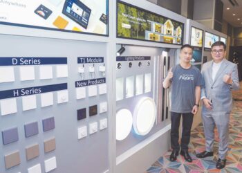 Pengarah Eksekutif Hello Smart Sdn Bhd, Datuk Jim Hong Choon Hau (kanan) diiringi oleh Pengurus Jualan Global Aqara, Harry Zhang bergambar bersama barisan produk Rumah Pintar (Smarthome) dari Aqara yang dirasmikan di Hotel Avante, Bandar Utama, Damansara di sini baru-baru ini. – UTUSAN/AMIR KHALID