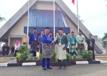 AHMAD Razif Abdul Rahman (kiri) bersalam dengan Khazan Che Mat selepas mereka diumumkan sebagai calon yang bertanding di DUN Seberang Takir, Kuala Nerus, hari ini. - UTUSAN/TENGKU DANISH BAHRI TENGKU YUSOFF