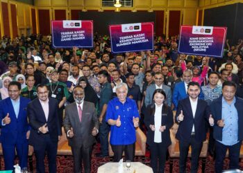 Ahmad Zahid Hamidi bergambar bersama pemandu-pemandu P-Hailing di WTCKL, Kuala Lumpur, semalam. – UTUSAN/MUHAMAD IQBAL ROSLI