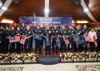 AYOB Khan Mydin Pitchay bersama atlet PDRM yang menyertai Kejohanan World Police and Fire Games 2023 di Bukit Aman, Kuala Lumpur, semalam. - UTUSAN/ MUHAMAD IQBAL ROSLI