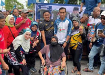 BADDROL Bakhtiar bersama  peminat-peminatnya dalam Program Santai bersama penduduk Kuala Kedah, semalam. - UTUSAN/JAMLIAH ABDULLAH