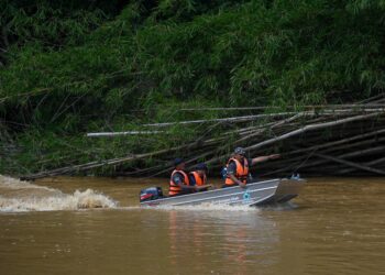 Pasukan penyelamat  melaksanakan misi mencari dan menyelamat (SAR) mangsa dalam kejadian kepala air di Jeram Air Putih di Kampung Seberang Tayor, Chukai semalam. -UTUSAN/PUQTRA HAIRRY