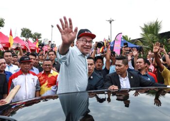 Anwar Ibrahim dalam  Program Sentuhan Agro Madani Peringkat Negeri Selangor di Sekinchan, semalam. UTUSAN/AFIQ RAZALI