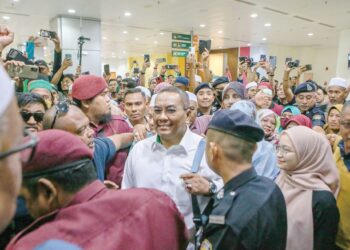 Muhammad Sanusi Md. Nor disambut oleh lebih 1,000 penyokong Perikatan Nasional ketika tiba di Lapangan Terbang Sultan Abdul Halim, Kepala Batas, Kedah selepas menghadiri sesi perbicaraan 
di Mahkamah Selayang semalam. – UTUSAN/SHAHIR NOORDIN