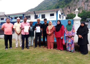 RAZALI Kulim (tiga dari kiri) bersama sebahagian peserta ladang getah menunjukkan salinan laporan polis yang dibuat mereka ketika ditemui di hadapan Balai Polis Pekan Baling, semalam.