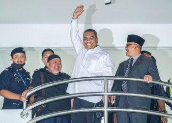 MUHAMMAD Sanusi Md. Nor dihadapkan ke Mahkamah Sesyen Selayang pada 18 Julai lalu kerana didakwa melakukan perbuatan yang mengandungi kecenderungan menghasut. – UTUSAN/FARIZ RUSADIO