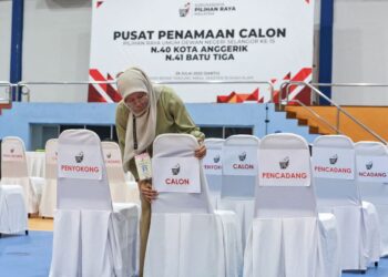 Petugas Suruhanjaya Pilihan Raya  membuat persiapan di Pusat Penamaan Calon di Dewan Besar Tanjung Majlis Bandaraya Shah Alam (MBSA) bagi proses penamaan calon Pilihan Raya Negeri  N.40 Kota Anggerik dan N.41 Batu Tiga hari ini. - UTUSAN/AFIQ RAZALI