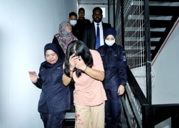 TAN Wooi Cheng dihadapkan di Mahkamah Majistret Ipoh hari ini atas pertuduhan membunuh bayi perempuan berusia enam bulan, minggu lalu. - UTUSAN/MUHAMAD NAZREEN SYAH MUSTHAFA