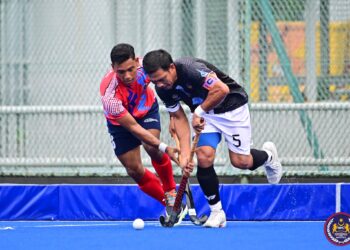 Aksi sengit ditampilkan Pahang menentang Angkatan Tentera Malaysia (ATM) dalam aksi final Kejohanan Hoki 5's Kebangsaan semalam di Stadium Hoki Nasional Bukit Jalil. (FOTO: IHSAN MHC)