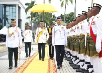 SULTAN Nazrin Muizzuddin Shah memeriksa kawalan kehormat utama pada majlis sambutan Hari Pahlawan 2023 peringkat negeri Perak di Dataran Bangunan Perak Darul Ridzuan, Ipoh. - UTUSAN/MUHAMAD NAZREEN SYAH MUSTHAFA