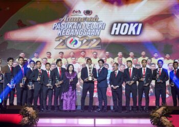 TIMBALAN Menteri Belia dan Sukan, Adam Adli (tujuh dari kanan) menyampaikan Anugerah Pasukan Lelaki Kebangsaan 2022 kepada skuad hoki negara dalam Majlis Anugerah Sukan Negara 2022 di Subang semalam. - UTUSAN/MUHAMAD IQBAL ROSLI