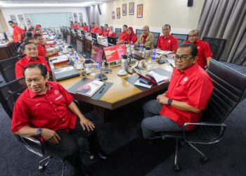 MOHAMED KHALED NORDIN (kanan) mempengerusikan mesyuarat Badan Perhubungan UMNO Johor di Johor Bahru.