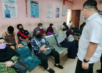 LING TIAN SOON berbual dengan beberapa pesakit luar yang mendapatkan rawatan di Klinik Kesihatan Ayer Hitam di Batu Pahat.