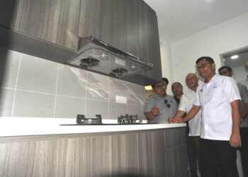 AKMAL NASRULLAH MOHD. NASIR ( kanan) melihat ruang dapur salah sebuah kediaman yang lewat untuk diduduki semasa melawat Residensi Larkin Indah, Johor Bahru.