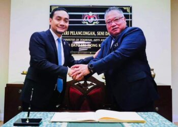 ONN HAFIZ GHAZI (kiri) mengadakan pertemuan dengan Tiong King Sing di Kementerian Pelancongan, Seni dan Budaya di Putrajaya.