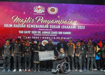 AHMAD Zahid Hamidi (tengah) menyampaikan anugerah Shakam kepada wakil atlet para renang pada Majlis Penyampaian Skim Hadiah Kemenangan Sukan 2023 di Bangi, malam ini. - UTUSAN/AMIR KHALID