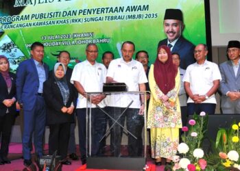 MOHD. JAFNI MD. SHUKOR (tengah) melakukan gimik pelancaran Program Publisiti dan Penyertaan Awam Draf Rancangan Kawasan Khas Sungai Tebrau (MBJB) 2035 di Hotel Holiday Villa, Johor Bahru.