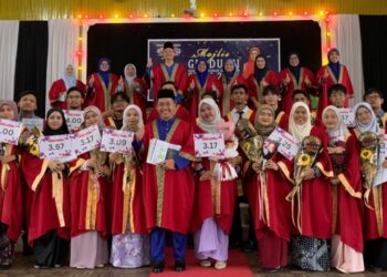 PARA pelajar Sekolah Menengah Kebangsaan (SMK) Tun Habab, Kota Tinggi meraikan kejayaan masing-masing sejurus pengumuman STPM 2022.