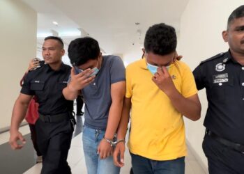 SEORANG lelaki berusia 27 tahun (dua dari kiri) dihadapkan ke Mahkamah Sesyen Muar hari ini atas pertuduhan merogol, melakukan persetubuhan luar tabii dan amang seksual terhadap seorang budak berusia 13 tahun.