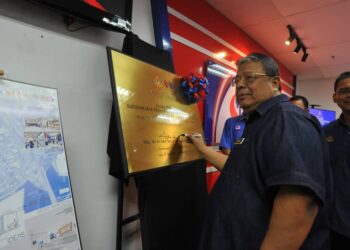 ZAINAL RAHIM SEMAN menandatangani plak pada Majlis Perasmian Pusat Temu Duga SPA di Pusat Transformasi Bandar (UTC), Johor Bahru.