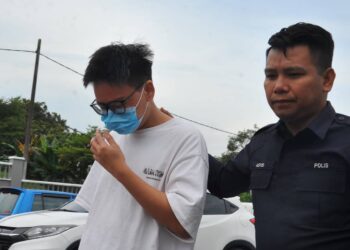 CHEOH CHUAN WANG didakwa memiliki dua keping wang kertas RM100 palsu di Mahkamah Majistret Kulai.