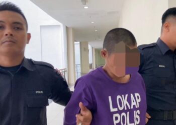 SEORANG buruh didakwa di Mahkamah Sesyen Muar atas pertuduhan merogol dan melakukan amang seksual terhadap anak kandungnya sehingga bersalin.