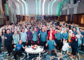 MOHD. HAIRI MAD SHAH (tengah) bergambar dengan pengamal media selepas merasmikan Mesyuarat Agung Tahunan Kelab Media Johor di Hotel Holiday Villa, Johor Bahru.