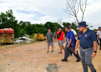 MOHD. NOORAZAM OSMAN (kanan)menyertai operasi pemeriksaan dan penguatkuasaan ke tapak pelupusan sampah di Banjaran Kempas, Johor Bahru.