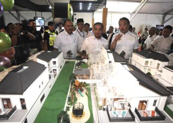 ONN HAFIZ GHAZI  (tengah) diiringi Mohd. Jafni Md. Syukor (kiri) melihat model rumah yang dipamerkan sempena Ekspo Hartanah Johor 2023 di Angsana Johor Bahru Mall, Johor Bahru.