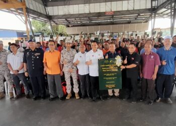 ZAHARI SARIP (tengah) bergambar bersama-sama nelayan yang menghadiri Program Penyerahan Lesen Sampan Kepada Nelayan Daerah Mersing dan Penyerahan Kit Keselamatan Nelayan Kepada Ketua Jaringan Perikanan Mersing di Jeti LKIM Mersing.