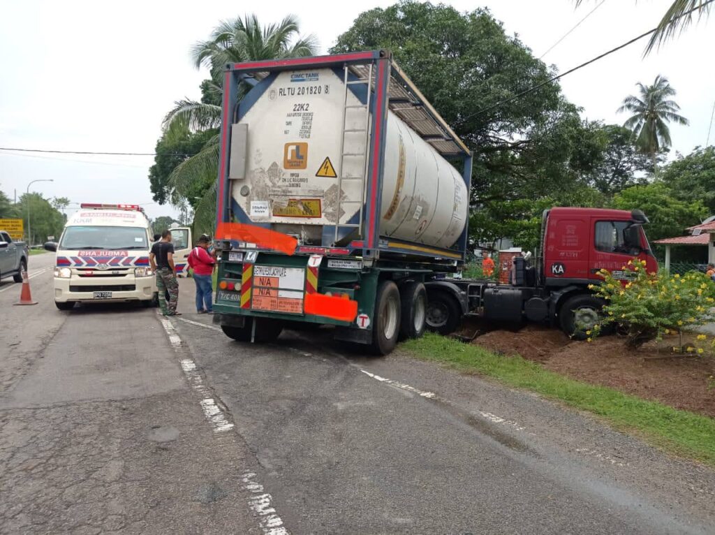 Warga Emas Maut Kereta Dilanggar Lori Tangki Utusan Malaysia 3604