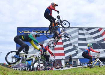 PESERTA-peserta Kejohanan BMX Kebangsaan 2023 menampilkan aksi masing-masing dalam kejohanan yang diadakan di Arena BMX Nasional, Nilai, Seremban.-UTUSAN/MOHD. SHAHJEHAN MAAMIN.