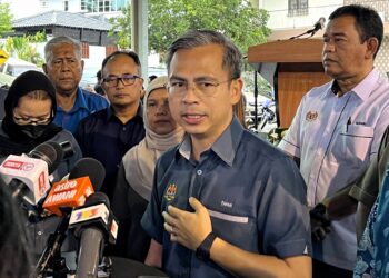 FAHMI Fadzil pada sidang akhbar selepas merasmikan program Kita Madani Peringkat Negeri Sembilan di Kampung Seri Batu 8, Labu, Seremban hari ini.-UTUSAN/ZAKKINA WATI AHMAD TARMIZI.