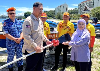 ARMIZAN Mohd. Ali (tiga dari kanan) menyaksikan penyerahan bot kepada kerajaan Negeri Sembilan sempena Majlis Penutup CDLC Peringkat Kebangsaam 2023 di Pantai Batu 5, Port Dickson hari ini-UTUSAN/ZAKKINA WATI AHMAD TARMIZI.