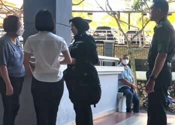 DUA wanita dihadapkan ke Mahkamah Majistret Seremban hari ini atas pertuduhan memperdayakan seorang lelaki untuk menyertai satu pelaburan ujian Covid-19 sehingga mangsa mengalami kerugian sebanyak RM337,000, dua tahun lalu.-UTUSAN/MOHD. SHAHJEHAN MAAMIN.