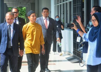 PU Azman bersama peguam yang mewakilinya pada prosiding hari pertama kes perbicaraan kes amang seksual di Mahkamah Sesyen Seremban hari ini.-UTUSAN/MOHD. SHAHJEHAN MAAMIN.