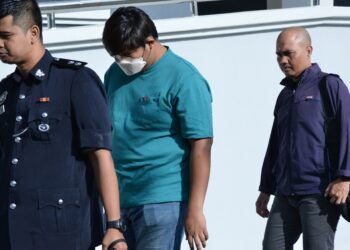 MUHAMMAD Syafiq Harun (tengah) didakwa di Mahkamah Sesyen Seremban hari ini atas pertuduhan menipu seorang wanita bagi mendapatkan geran bantuan usahawan melibatkan kerugian lebih RM300,000, tahun lalu.-UTUSAN/MOHD. SHAHJEHAN MAAMIN.