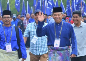 MOHAMAD Hasan ketika hadir di Pusat Penamaan Calon  DUN Rantau di Sekolah Kebangsaan Bandar Sri Sendayan, Sendayan, Seremban, Sabtu lalui.-UTUSAN/MOHD. SHAHJEHAN MAAMIN.