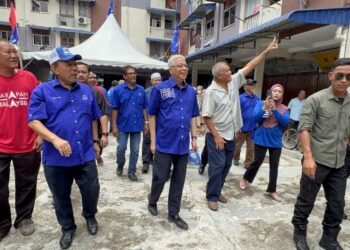 ISMAIL Sabri Yaakob (tengah) bersama Ismail (dua dari kiri) ketika mengadakan walkabout di Flat Sentoasa, Kuala Pilah hari ini.-UTUSAN/ZAKKINA WATI AHMAD TARMIZI.