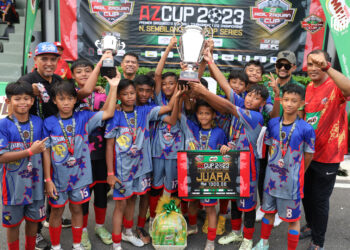 Pemain pasukan Sentul Kickers menjulang piala selepas muncul juara kejohanan Piala Milo Aidil Zaquan kali keenam yang diadakan di Bandar Sri Sendayan, Seremban, semalam.