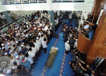 ANWAR Ibrahim mengimamkan solat jenazah Menteri Perdagangan Dalam Negeri dan Kos Sara Hidup, Allahyarham Datuk Seri Salahuddin Ayub di Masjid Jamek Dato’ Haji Noh Gadut, Serkat, Pontian, Johor, semalam.  – UTUSAN/RAJA JAAFAR ALI