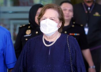 ZETI Akhtar Aziz ketika meninggalkan Kompleks Mahkamah Kuala Lumpur. - UTUSAN/FAUZI BAHARUDIN