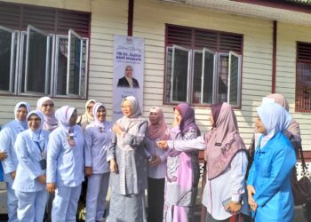 ZALIHA Mustafa (tengah) memperkatakan sesuatu kepada jururawat ketika mengadakan lawatan kerja ke Klinik Desa Pulau Bahagia, Manir, Kuala Terengganu, hari ini. - UTUSAN/KAMALIZA KAMARUDDIN