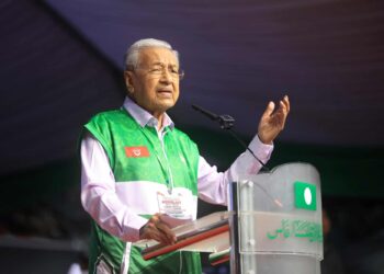 Dr. Mahathir Mohamad yang kini sepentas dengan pembangkang mengajak orang ramai di enam buah negeri yang menghadapi pilihan raya negeri (PRN) pada 12 Ogos ini untuk keluar mengundi Perikatan Nasional (PN)..