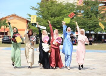 SEBAHAGIAN pelajar yang mendapat keputusan cemerlang  dalam STPM 2022 di Sekolah Menengah Kebangsaan Pangkalan Chepa, Kota Bharu, Kelantan semalam.-FOTO/KAMARUL BISMI