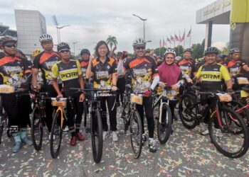 MOHD. Yusri Hassan Basri  (tiga dari kanan) pada Program Kayuhan Mega Perpaduan Polis Diraja Malaysia (PDRM) Perak di Stadium Indera Mulia di Ipoh.  - UTUSAN